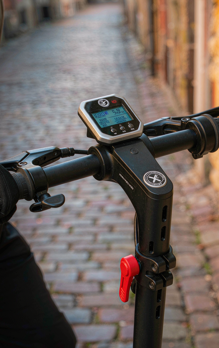 X7 folding latch, dashboard and handlebar close-up